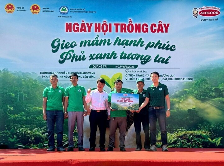 Ông Võ Đức Duy - Phó Giám đốc chi nhánh Đà Nẵng, đại diện Acecook Việt Nam tiến hành trao tặng 10.500 cây giống cho đại diện Hội các nhóm hộ có chứng chỉ rừng Quảng Trị, tổ chức địa phương và đại diện Ban quản lý rừng cộng đồng các thôn.