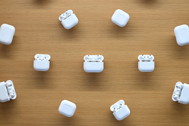 AirPods được trưng bày tại một cửa hàng của Apple Inc. ở Anh. (Nguồn: Bloomberg)