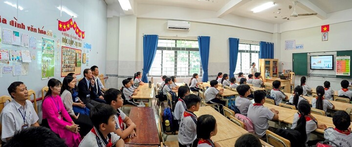 Lãnh đạo Ajinomoto Việt Nam trực tiếp quan sát hoạt động giáo dục dinh dưỡng trước giờ ăn trưa. (Ảnh: T. Hòa)