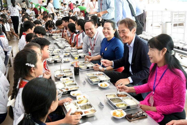 Ông Koichi Ozaki - Tổng Giám đốc Công ty Ajinomoto Việt Nam - ăn trưa cùng học sinh. (Ảnh: A Lộc)