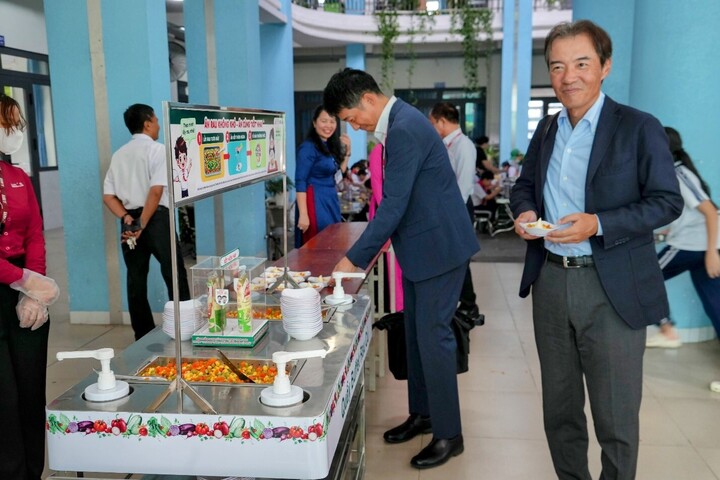 Ông Koichi Ozaki trải nghiệm quầy buffet rau tại trường Tiểu học Bình Đa. (Ảnh: T. Hòa)
