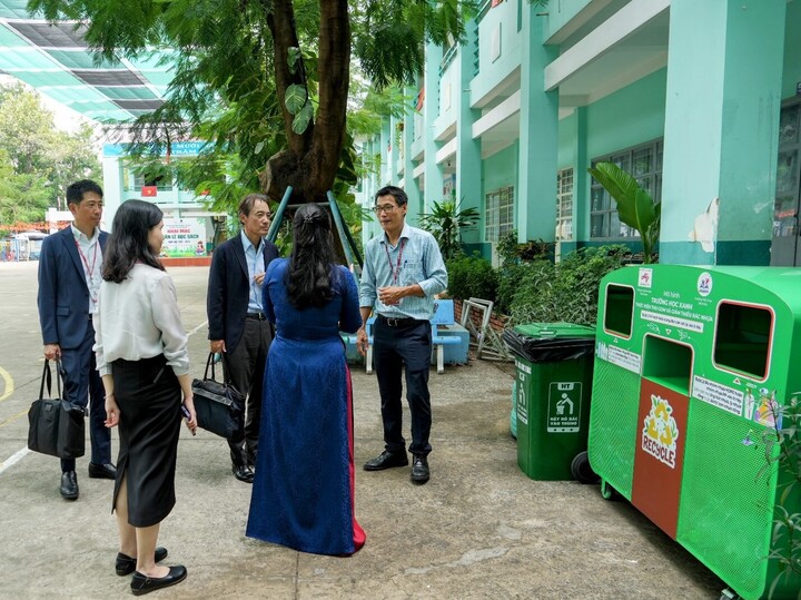 Lãnh đạo Ajinomoto Việt Nam khảo sát mô hình “Trường học xanh – Thực hiện thu gom và giảm thiểu rác thải nhựa”. (Ảnh: T. Hòa)
