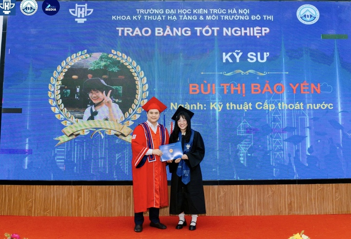Bảo Yến nhận bằng Kỹ sư trong ngày lễ tốt nghiệp tại Đại học Kiến trúc Hà Nội hôm 23/4 vừa qua.