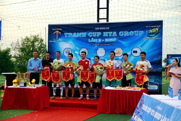 Đại diện các đội bóng nhận hoa và cơ lưu niệm từ ban tổ chức trước khi giải đấu chính thức khởi tranh