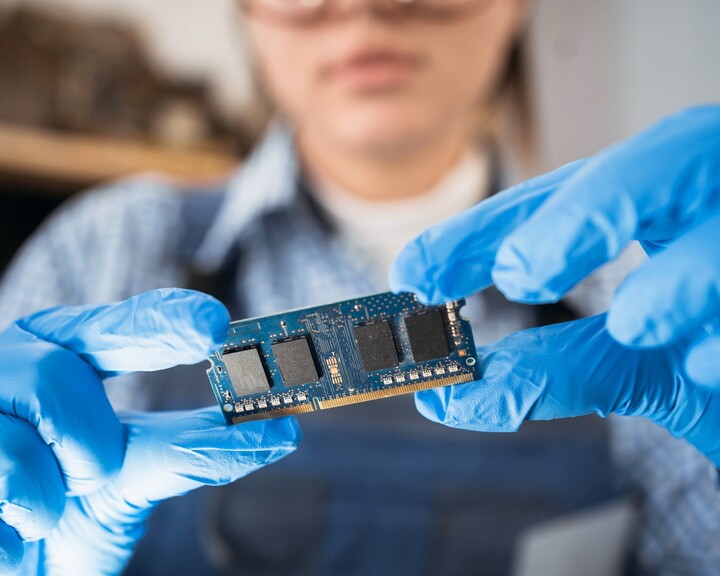 Chip nhớ, hay còn gọi là RAM (viết tắt của random access memory - bộ nhớ truy cập ngẫu nhiên), là một thành phần quan trọng của hầu hết mọi thiết bị điện tử hiện đại. (Nguồn: Shutterstock)