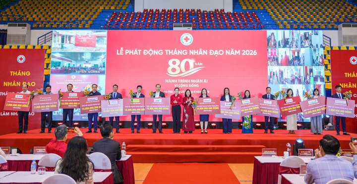 Ông Nguyễn Văn Hòa – Phó Tổng Giám đốc Eximbank (thứ tư từ trái sang) - cùng các tổ chức tài chính khác trao biểu trưng ủng hộ 10 tỷ đồng tới Trung ương Hội Chữ thập đỏ Việt Nam.