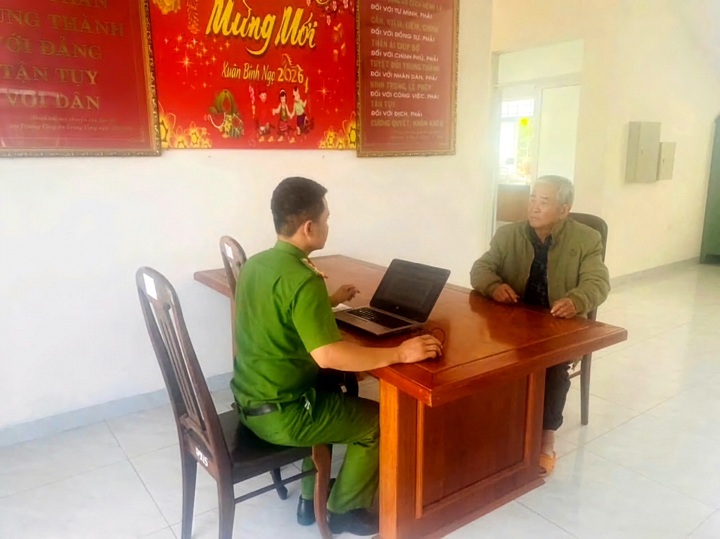 Châu Minh Ngọc (bên phải) tại cơ quan công an.