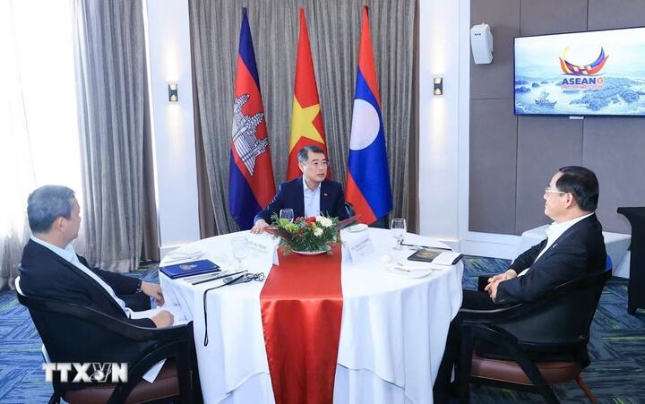 Thủ tướng Lê Minh Hưng cùng Thủ tướng Campuchia Hun Manet và Thủ tướng Lào Sonexay Siphandone. Ảnh: Dương Giang/TTXVN