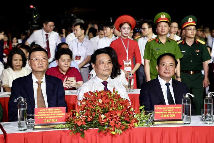 Trưởng Ban Tuyên giáo và Dân vận Trung ương Trịnh Văn Quyết cùng nhiều lãnh đạo Bộ, ban ngành tham dự đêm khai mạc lễ hội Hoa Phượng Đỏ 2026.