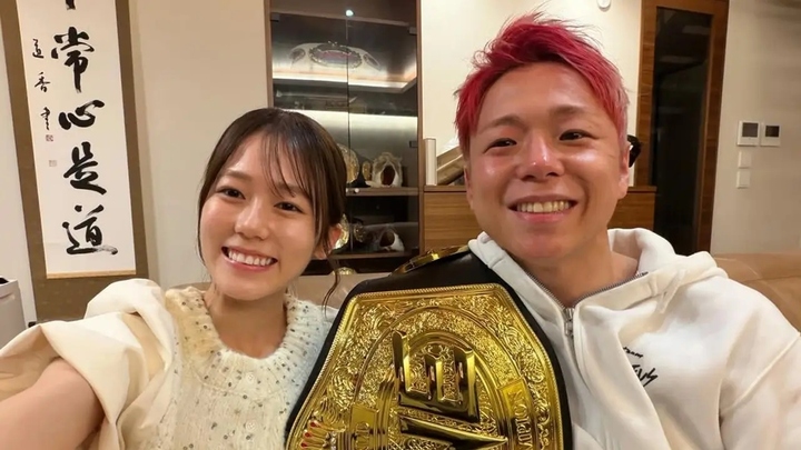 Takeru chụp ảnh cùng vợ và đai vô địch Kickboxing hạng Flyweight tạm thời của ONE