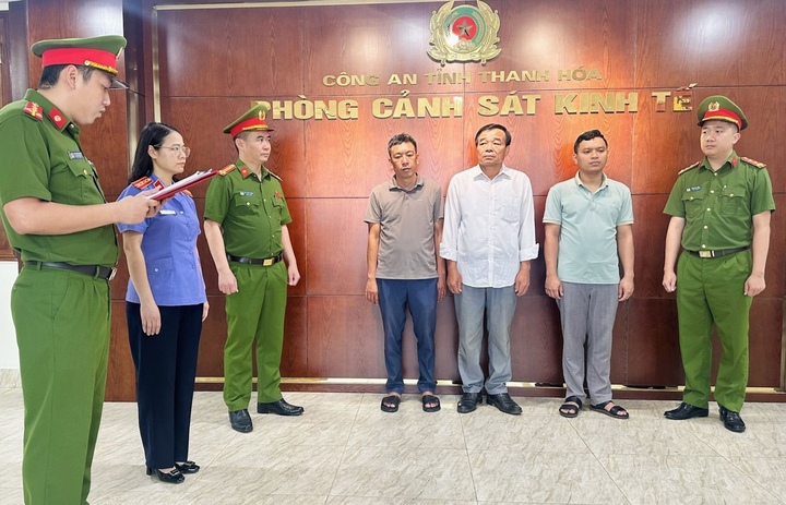 Lực lượng chức năng đang thi hành các quyết định khởi tố và lệnh bắt tạm giam đối với 3 bị can. (Ảnh: Công an Thanh Hoá)