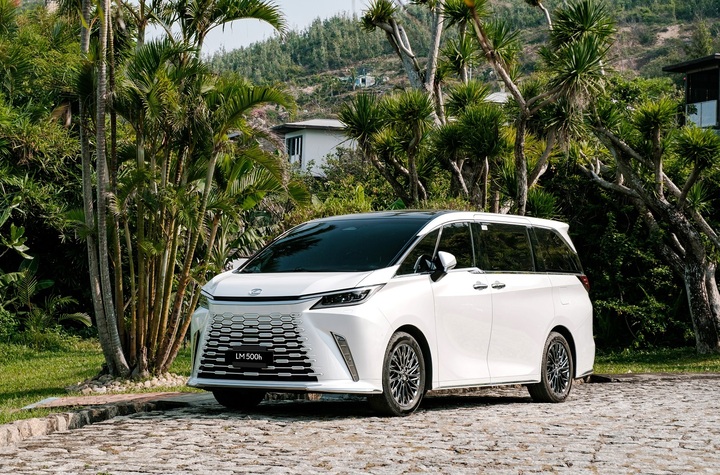 Lexus giảm giá hàng trăm triệu đồng cho xe động cơ hybrid tại Việt Nam - 1