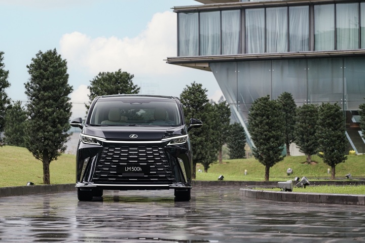 Lexus giảm giá hàng trăm triệu đồng cho xe động cơ hybrid tại Việt Nam - 2