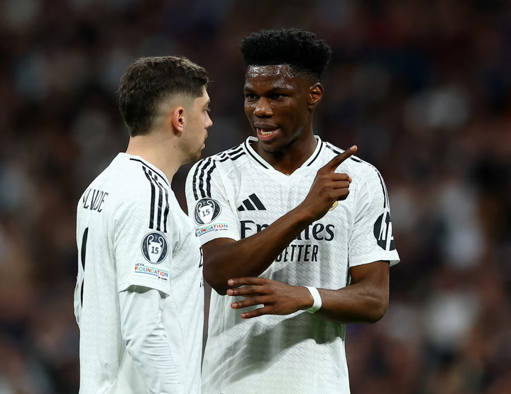 Federico Valverde (phải) được chẩn đoán bị chấn thương sọ não sau vụ ẩu đả với Aurelien Tchouameni (trái). (Nguồn: Reuters)