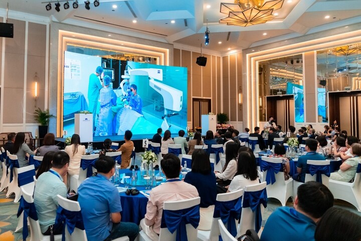 Các chuyên gia, bác sĩ nhãn khoa tham dự Hội thảo khoa học của Bệnh viện Mắt Quốc tế DND.