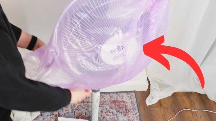 Lồng túi nylon rồi bật quạt to để bụi bẩn và hỗn hợp tẩy rửa bay ra hết. (Ảnh: CleanTips)