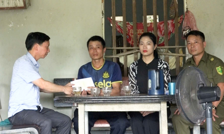 Lãnh đạo UBND xã Bắc Quang thăm hỏi, động viên và chia buồn cùng gia đình nạn nhân. (Ảnh: Thanh Loan)