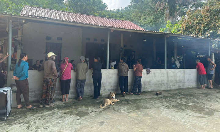 Ngày 7/5, gia đình và người dân thôn Tân Tạo tổ chức tang lễ cho bé gái xấu số. (Ảnh: An Tây)