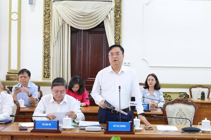 Ông Hoàng Vũ Thành - Giám đốc Sở Tài chính TP.HCM thông tin tại cuộc họp.
