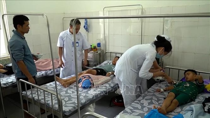 Bệnh nhân nghi do ngộ độc thực phẩm được điều trị tại Bệnh viện Đa khoa khu vực Hướng Hóa (tỉnh Quảng Trị) chiều 1/5/2026. (Ảnh: TTXVN phát)