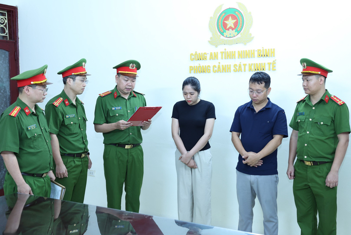 Lê Diệp Linh (trái) và Cao Văn Thọ tại cơ quan công an.