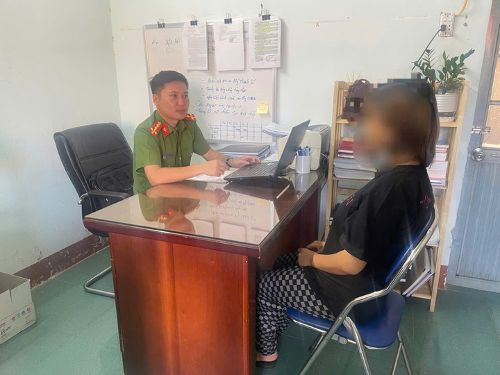Cơ quan công an điều tra vụ việc bé sơ sinh tử vong phía sau bồn cầu.