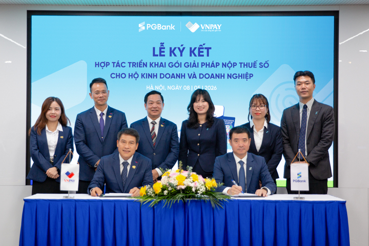 Lễ ký kết hợp tác triển khai toàn diện gói giải pháp thanh toán và nộp thuế số cho hộ kinh doanh và doanh nghiệp giữa VNPAY và PGBank. (Ảnh: VNPAY)