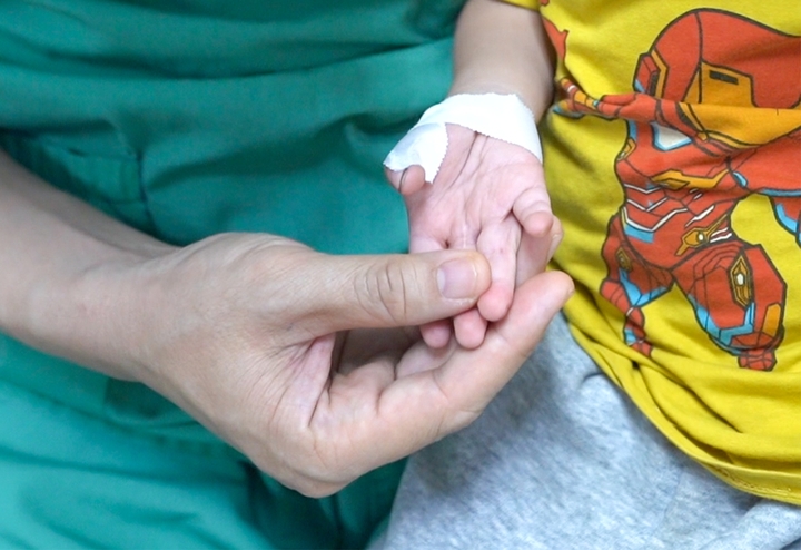 Bàn tay trẻ hồng hào sau khi hồi phục.