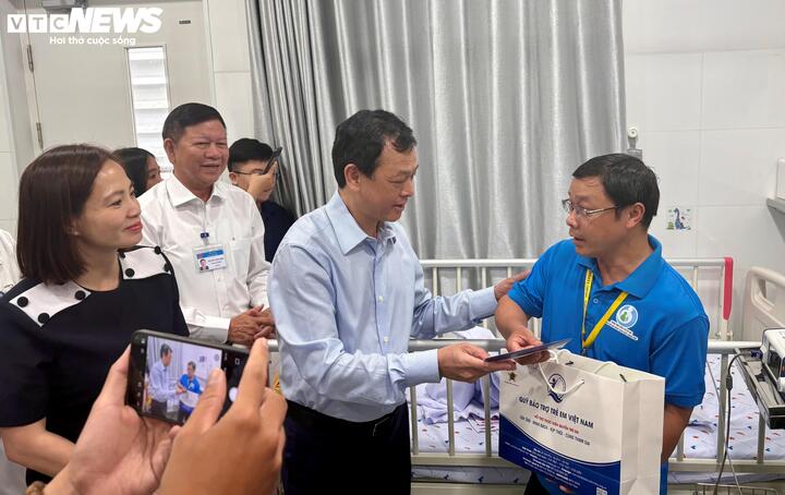 Thứ trưởng Bộ Y tế Nguyễn Tri Thức đến thăm và tặng quà cho trường hợp bé trai 2 tuổi bị bạo hành ở TP.HCM.