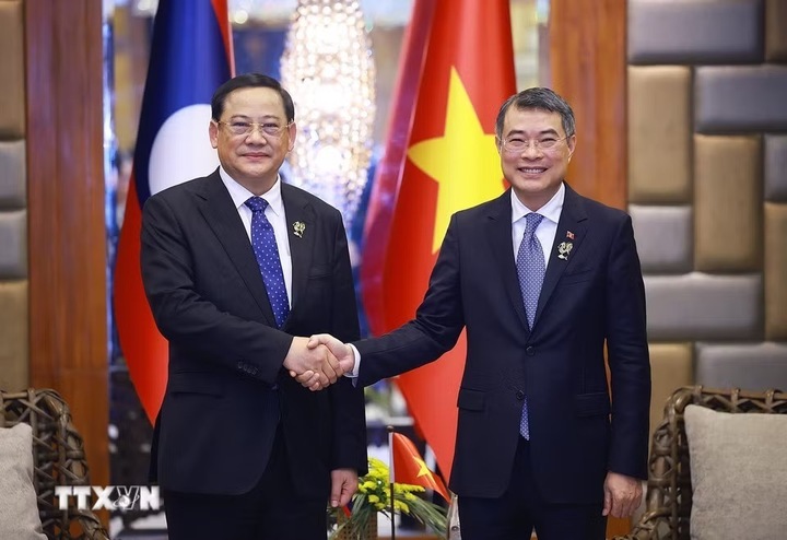 Thủ tướng Lê Minh Hưng (bên phải) gặp Thủ tướng Lào Sonexay Siphandone (Ảnh: Dương Giang/TTXVN)