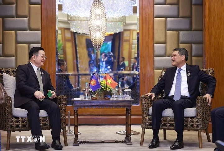 Thủ tướng Lê Minh Hưng (bên phải) gặp Tổng thư ký ASEAN Kao Kim Hourn (Ảnh: TTXVN/Dương Giang)