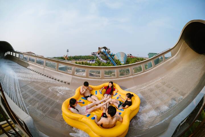 Du khách hòa mình vào không khí sôi động của các tổ hợp trò chơi nước hiện đại.