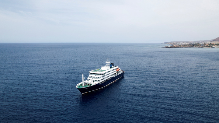 Tàu du lịch MV Hondius. (Ảnh: Reuters)