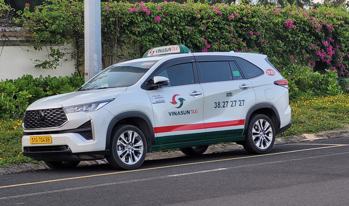 Chuyến về nhà trên Innova Cross hybrid để lại ấn tượng với anh Khôi.