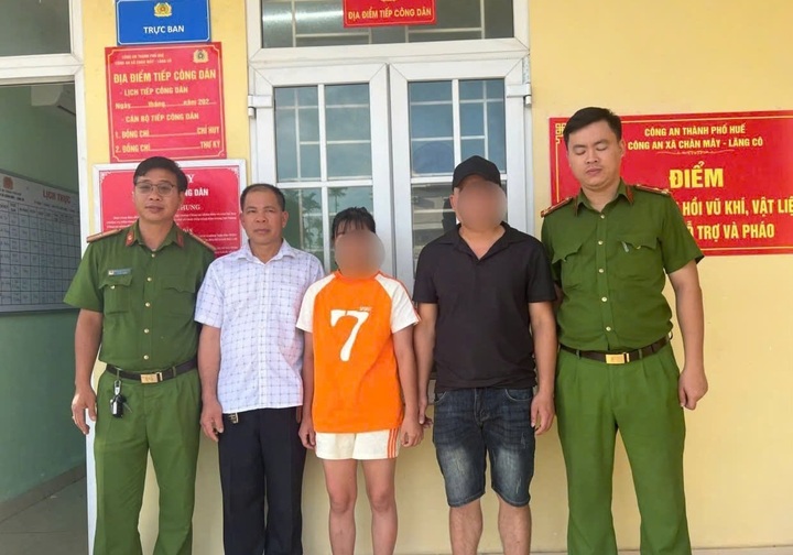Chị Bùi Thị T đoàn tụ với người thân sau hơn 1 ngày mất tích tại khu vực rừng núi Hải Vân. (Ảnh: CTV)