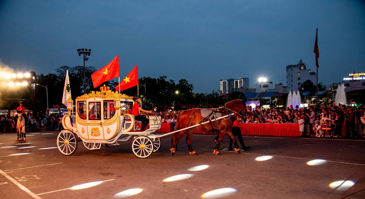 Đặc biệt lần đầu tiên xuất hiện khối tuấn mã diễu hành trên đường phố Hải Phòng, mang đến điểm nhấn mới lạ, thu hút sự thích thú của đông đảo người dân và du khách, cùng hòa mình vào không khí lễ hội đường phố năm nay.