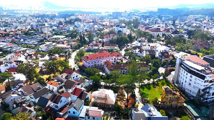 Cụm biệt thự cổ số 1, 3, 5, 7 Cô Giang, phường Lâm Viên - Đà Lạt (Lâm Đồng) thuộc nhóm công trình có giá trị nghệ thuật kiến trúc, cảnh quan, lịch sử và văn hóa. Đây là một điểm check-in quen thuộc của du khách nên rất được quan tâm.