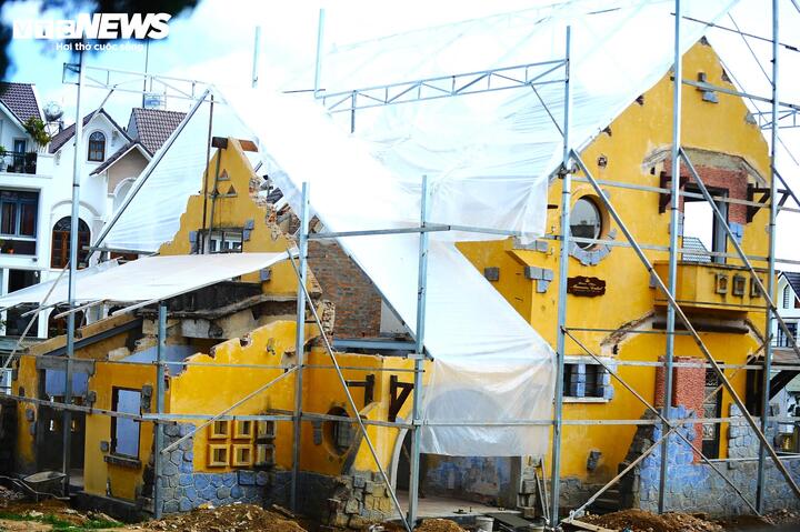 Ngày 9/5, Ông Nguyễn Hoàng Phúc, Chủ tịch UBND phường Lâm Viên - Đà Lạt, tỉnh Lâm Đồng đã lập biên bản đối với đơn vị thuê cụm biệt thự cổ số 1, 3, 5, 7 đường Cô Giang do tổ chức sửa chữa công trình khi chưa được cơ quan có thẩm quyền cấp phép.