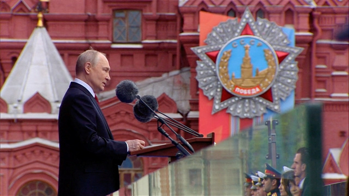 Tổng thống Nga Vladimir Putin phát biểu tại lễ duyệt binh kỷ niệm 81 năm Ngày Chiến thắng (9/5) ở Moskva. (Ảnh: Reuters)