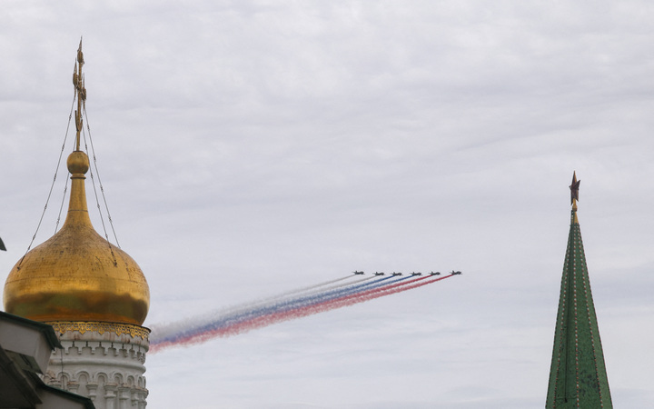 Khép lại sự kiện là màn bay biểu diễn của các tiêm kích Su-30, MiG-29 và 6 máy bay cường kích Su-25, tạo nên những vệt khói mang màu quốc kỳ Nga trên bầu trời Moskva.