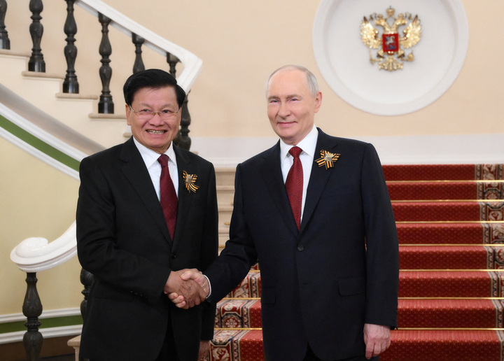Tổng thống Nga Vladimir Putin chào đón Tổng Bí thư, Chủ tịch nước Lào Thongloun Sisoulith trước lễ duyệt binh Ngày Chiến thắng, kỷ niệm 81 năm chiến thắng phát xít Đức trong Thế chiến II, tại Điện Kremlin ở Moskva, Nga, ngày 9/5/2026. (Ảnh: Sputnik/Grigory Sysoev/Pool qua Reuters)