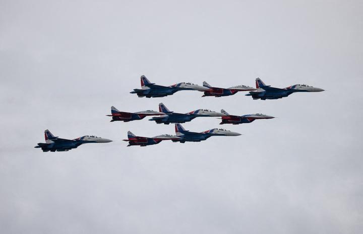 Các tiêm kích MiG-29 của đội bay biểu diễn Strizhi (Chim én) và tiêm kích Su-30SM của đội bay biểu diễn Russkiye Vityazi (Hiệp sĩ Nga) bay theo đội hình trong màn trình diễn trên không. (Ảnh: Reuters/Marina Lystseva)