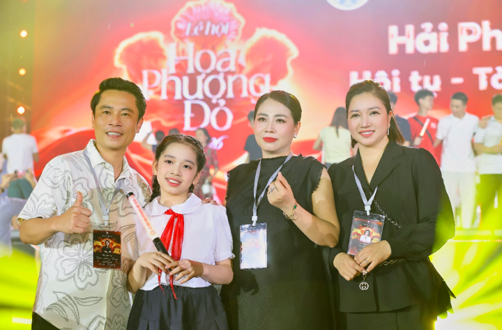 Tổng đạo diễn Phạm Hoàng Giang, chủ nhiệm chương trình Vũ Hoa, Giám đốc sản xuất Minh Hạnh.