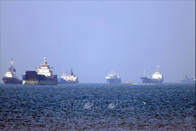 Tàu thuyền ở eo biển Hormuz, gần thành phố cảng Bandar Abbas, Iran. Ảnh: The Guardian/TTXVN