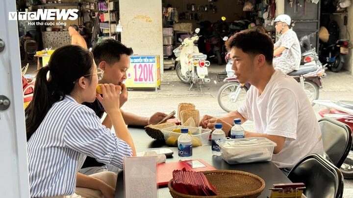 Khách mua sầu riêng và trải nghiệm sản phẩm ngay tại cửa hàng.