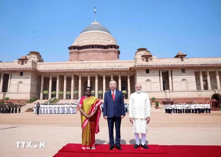 Tổng thống Droupadi Murmu và Thủ tướng Narendra Modi đồng chủ trì Lễ đón trọng thể Tổng Bí thư, Chủ tịch nước Tô Lâm thăm cấp Nhà nước tới Cộng hòa Ấn Độ. (Ảnh: Thống Nhất/TTXVN)