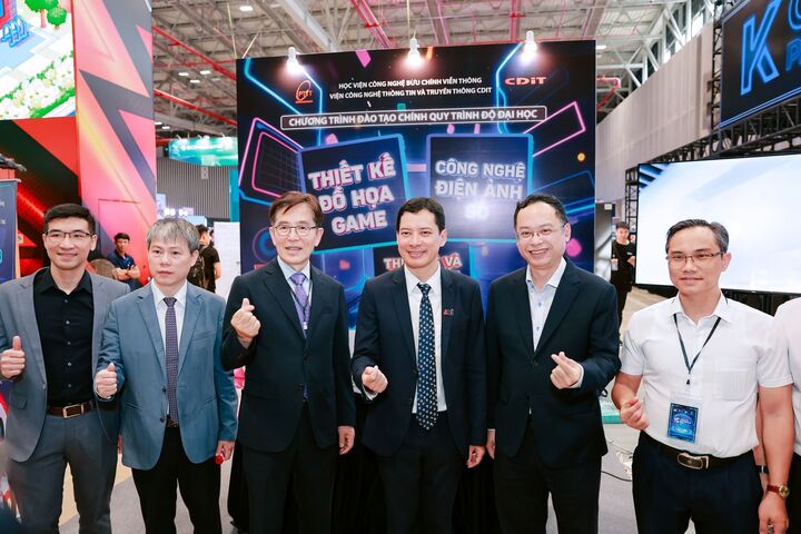 Ông Lê Quang Tự Do - Cục trưởng Cục Phát thanh, truyền hình và thông tin điện tử (thứ 3 từ bên phải) - cùng đại diện PTIT, lãnh đạo doanh nghiệp về game tại khu giới thiệu của học viện. (Ảnh: PTIT)