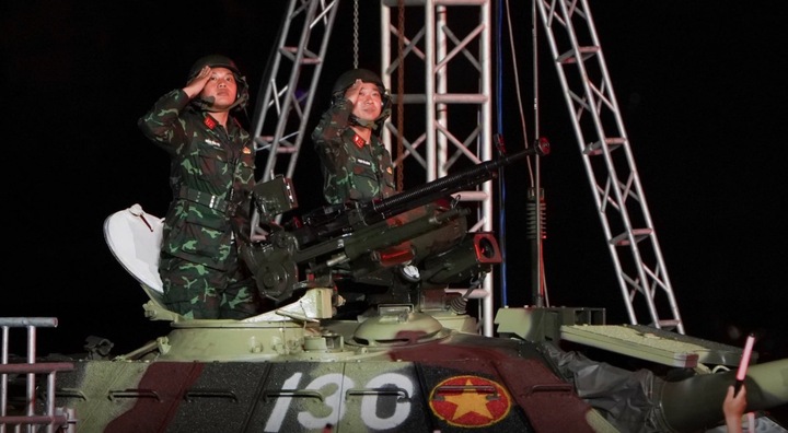 Xe tăng T-54B xuất hiện trong đêm nhạc 20.000 khán giả tại Mỹ Đình - 1