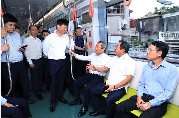 Bí thư Thành ủy Trần Đức Thắng và Đoàn công tác của Thành phố đã trực tiếp trải nghiệm hệ thống kiểm soát vé điện tử ứng dụng định danh, cùng các dịch vụ đường sắt đô thị đoạn trên cao Nhổn - Cầu Giấy.