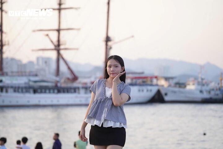 “Đối với người dân Nha Trang, tàu buồm này không quá xa lạ. Nhưng khi hình ảnh đang viral trên mạng xã hội thì chúng tôi cũng muốn đến trải nghiệm và chụp ảnh”, chị Uyên, người dân phường Nam Nha Trang, chia sẻ.